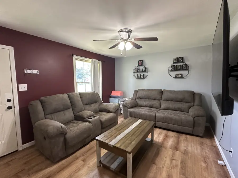 1412 Honeysuckle Dr, Hopkinsville, KY 42240 - #3