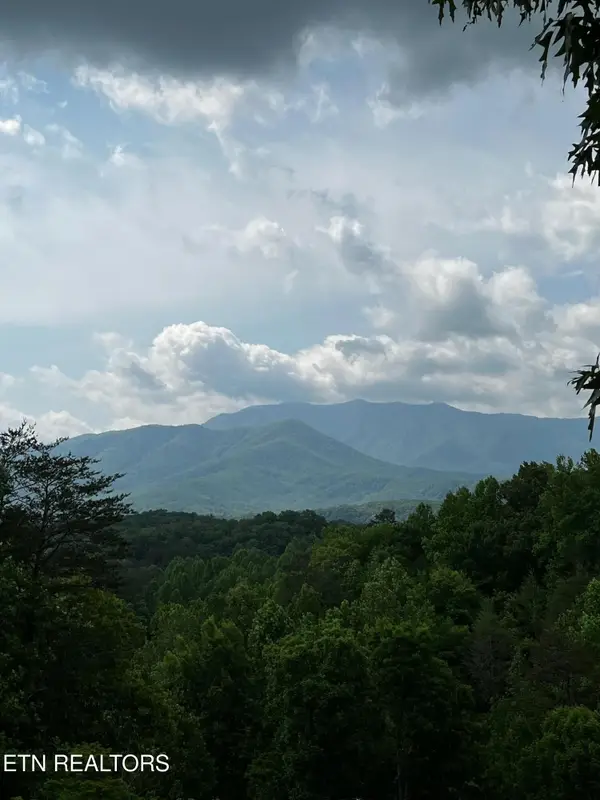 2 Vista Drive, Gatlinburg, TN 37738