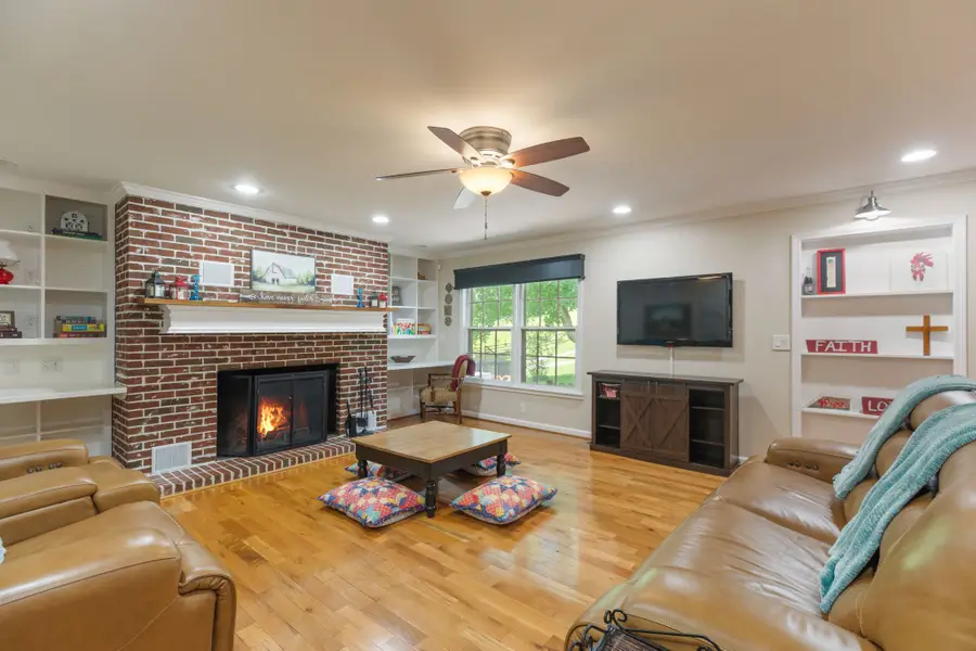 4118 Leipers Creek Rd, Williamsport, TN 38487 - #3