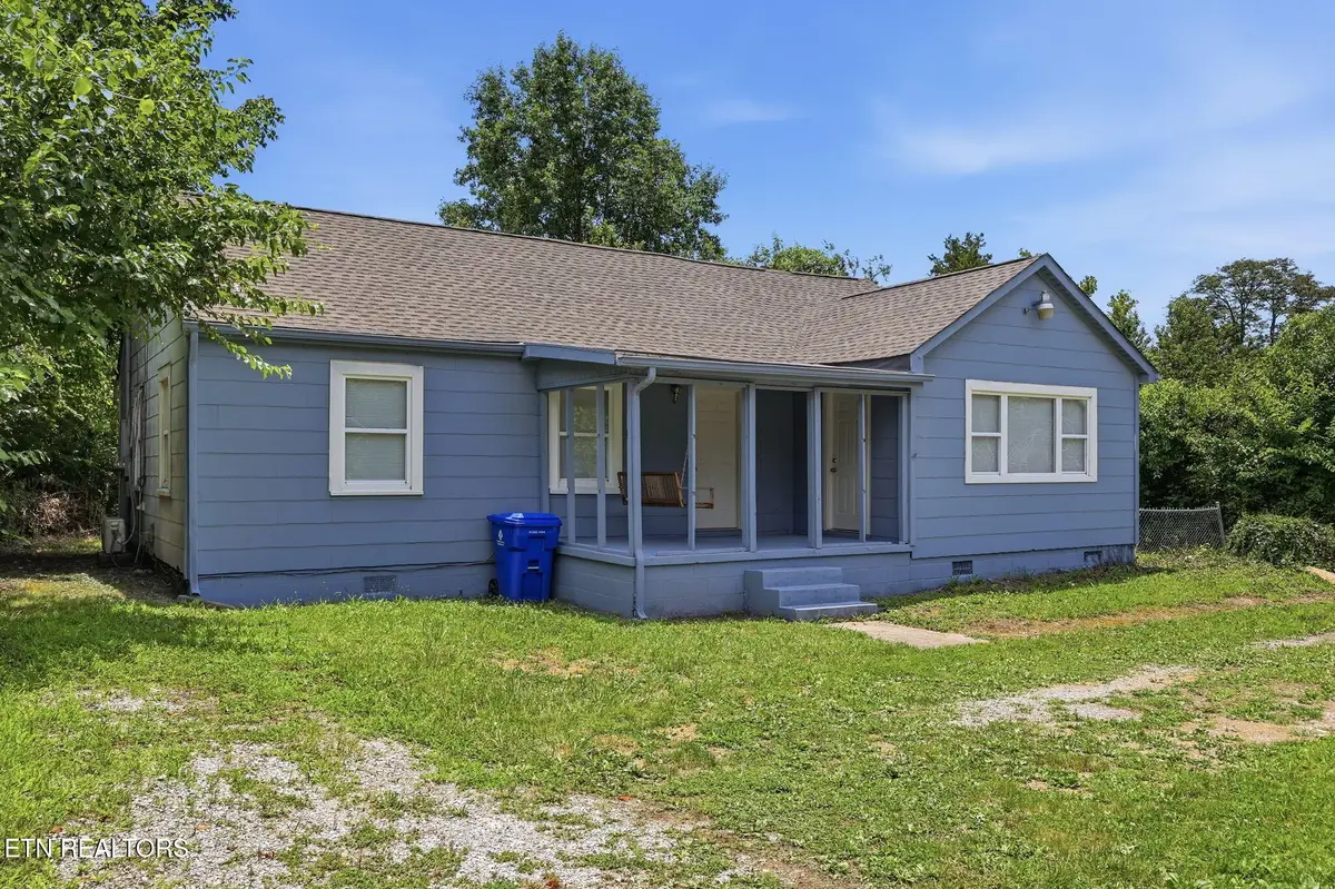 826 N Chamberlain Ave, Rockwood, TN 37854 - #1