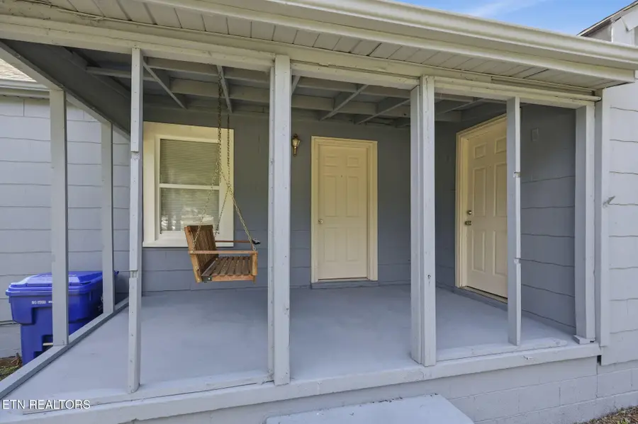 826 N Chamberlain Ave, Rockwood, TN 37854 - #3