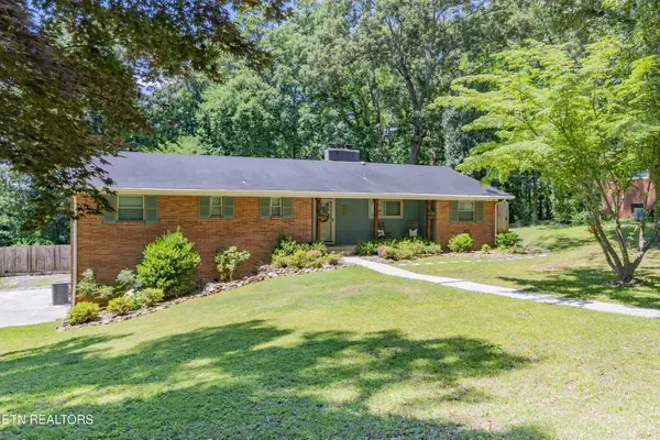 907 W 6th Ave, Lenoir City, TN 37771