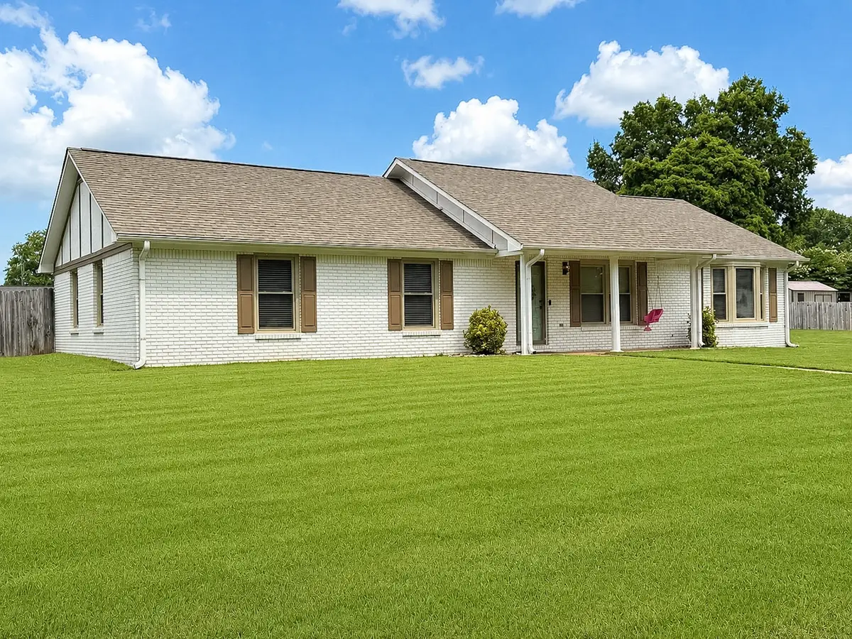 133 Oak Hill Dr E, Florence, AL 35633 - #1