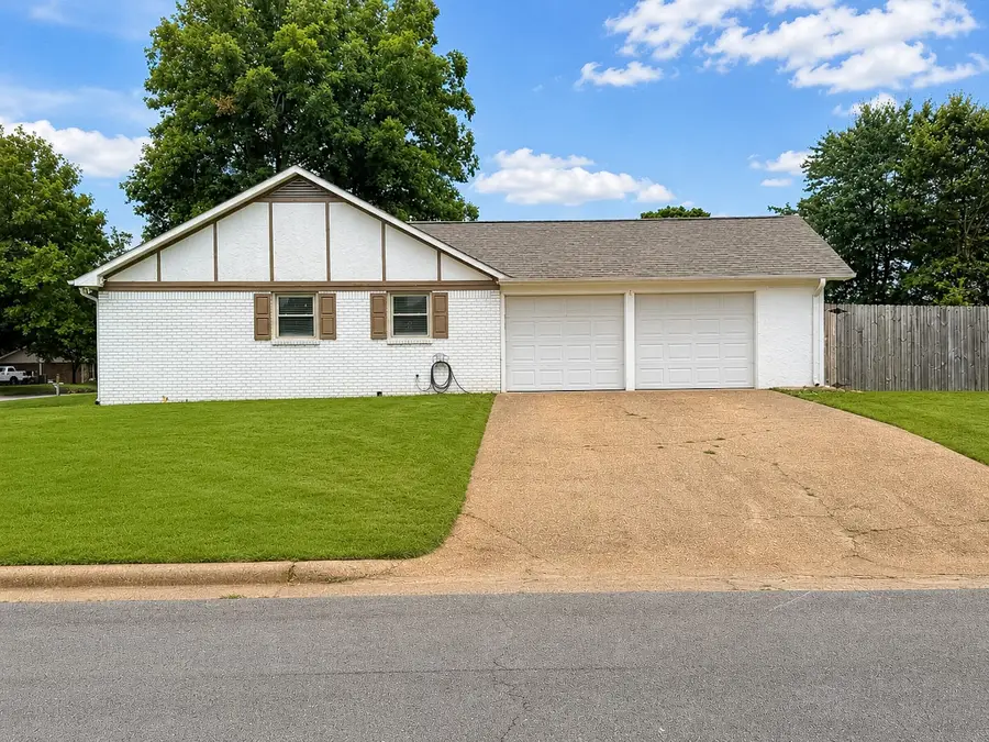 133 Oak Hill Dr E, Florence, AL 35633 - #2