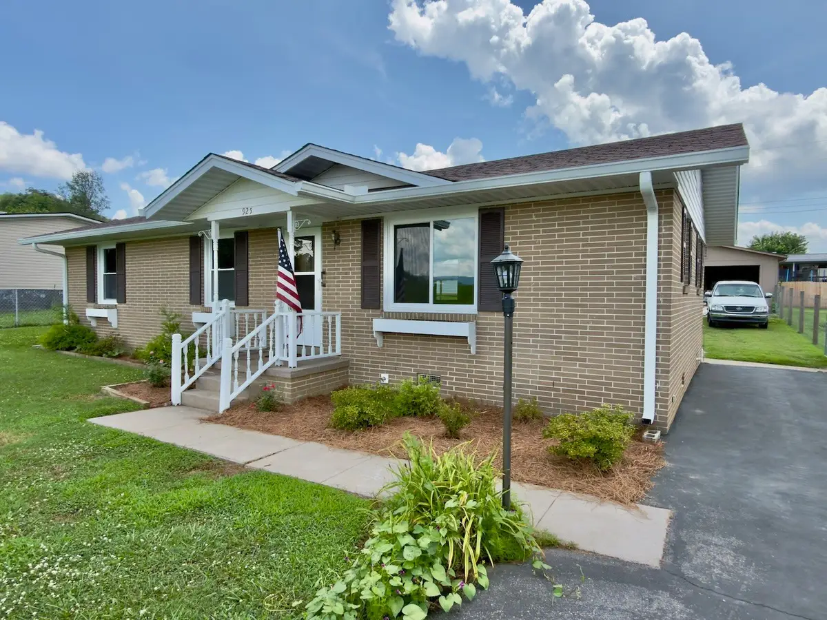 925 Old Mcminnville Rd, Woodbury, TN 37190 - #1