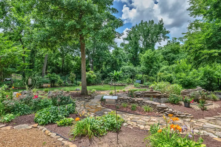 2039 Castleman Dr, Nashville, TN 37215 - #2