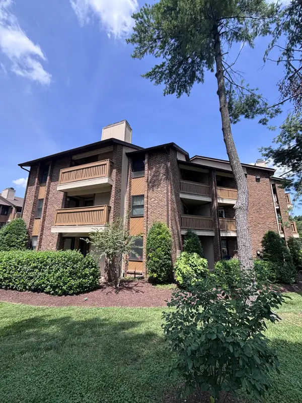 136 Hillsboro Pl, Nashville, TN 37215