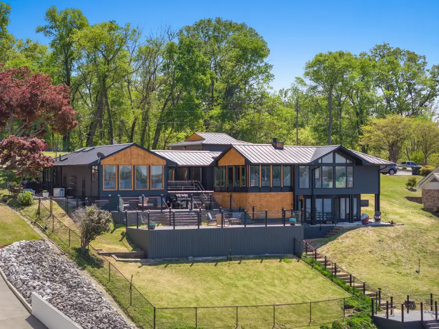 105 Lakeview Dr, Muscle Shoals, AL 35661 - #2
