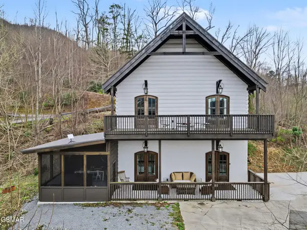 225 Chimney Tops Way, Gatlinburg, TN 37738