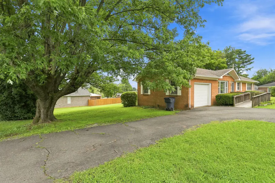 810 Sunset Dr, McMinnville, TN 37110 - #2