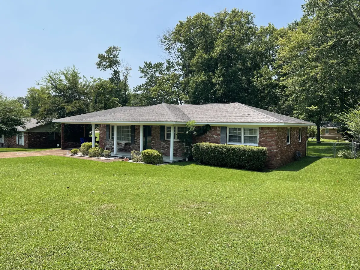 416 E Lakeside Dr, Florence, AL 35630 - #1