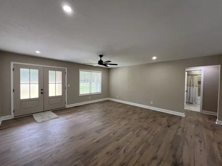 913 Memorial Dr, Paris, TN 38242 - #3