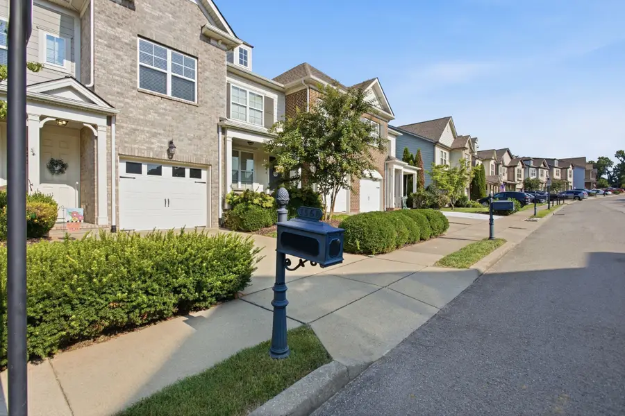 1560 Hampshire Pl, Thompsons Station, TN 37179 - #3