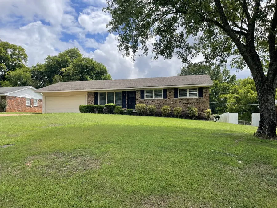 421 E Lakeside Dr E, Florence, AL 35630 - #2