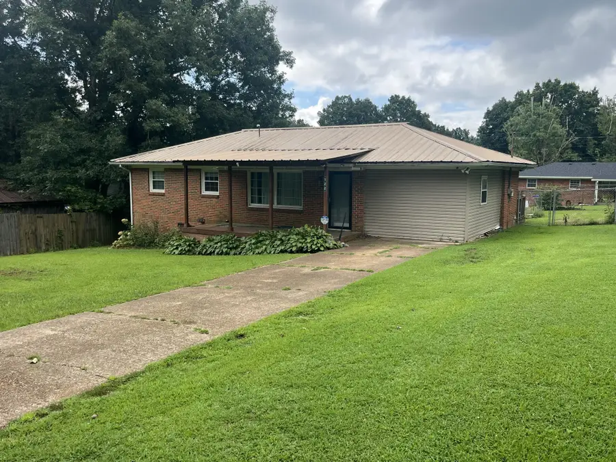 122 E James St, Collinwood, TN 38450 - #2