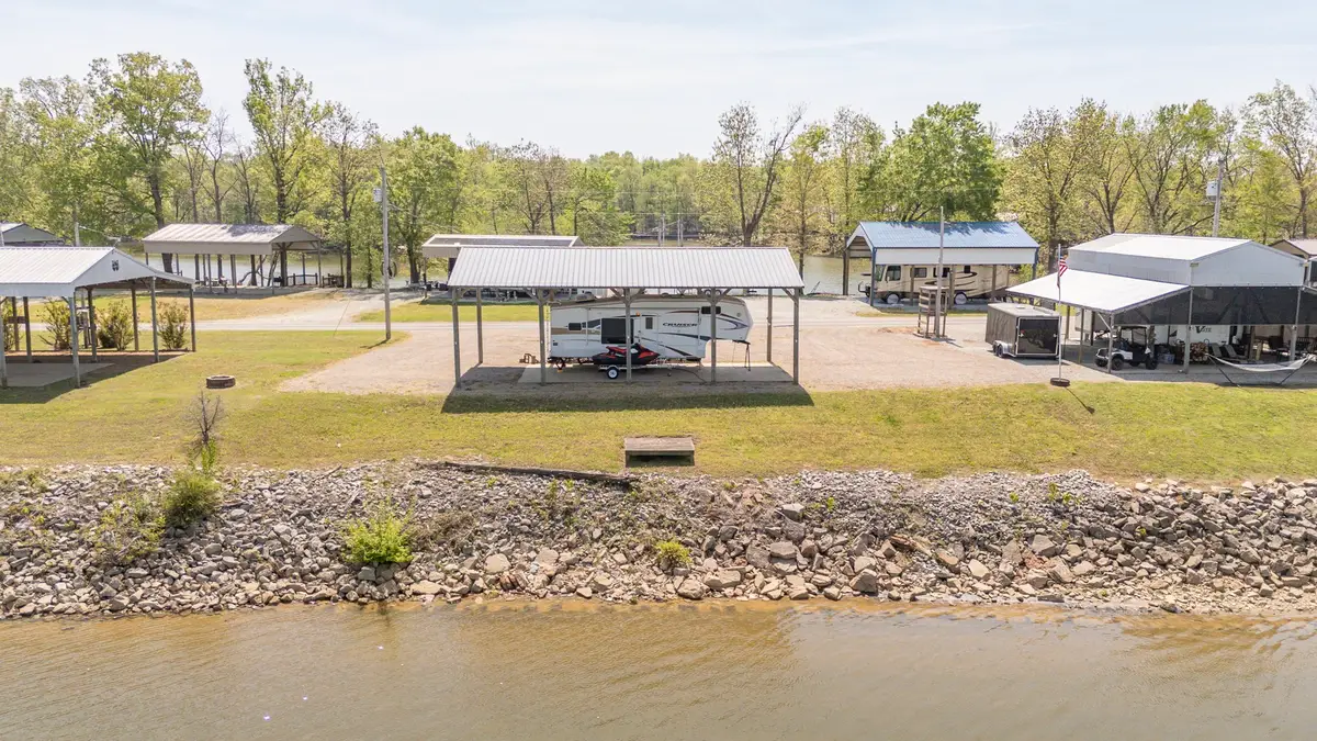 885 River Front Dr, Clifton, TN 38425 - #1