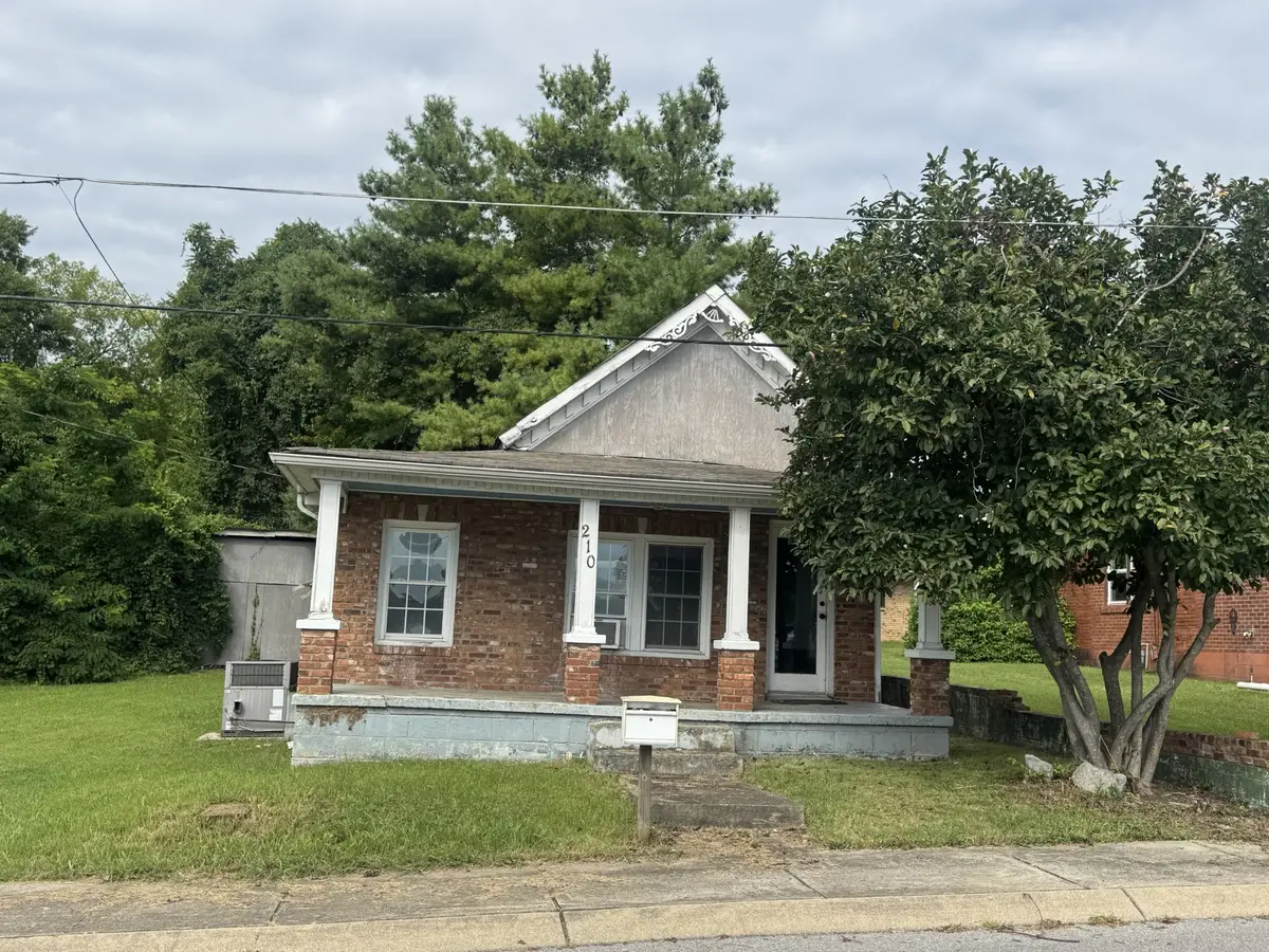 210 S Foster Ave, Gallatin, TN 37066 - #1