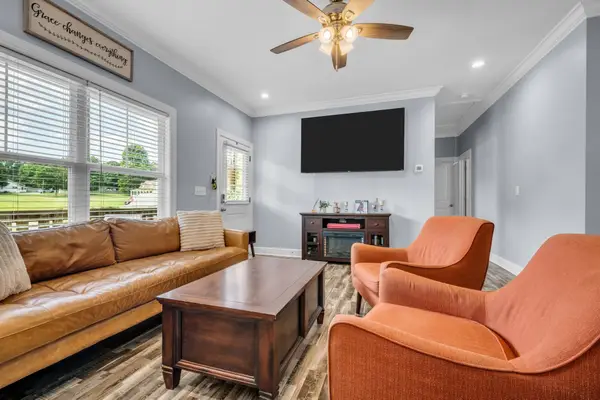 112 Holland Dr, Burns, TN 37029