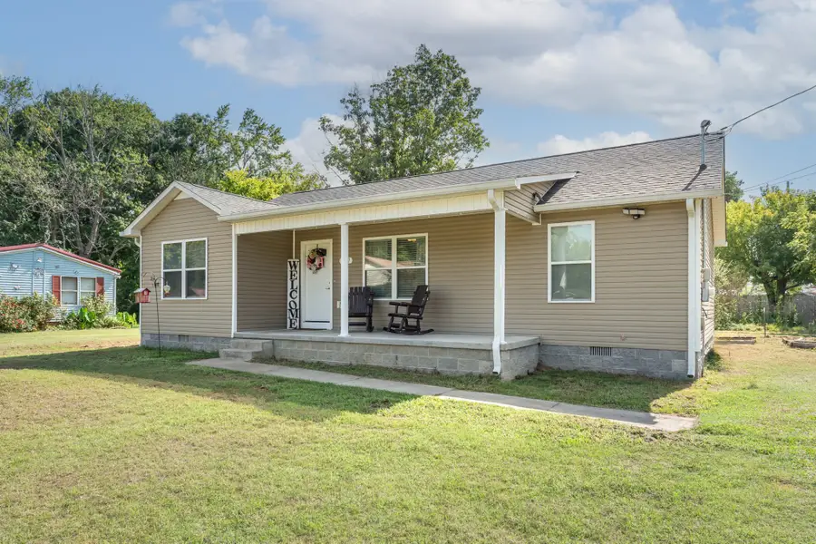 527 W 4th Ave, Hohenwald, TN 38462 - #3