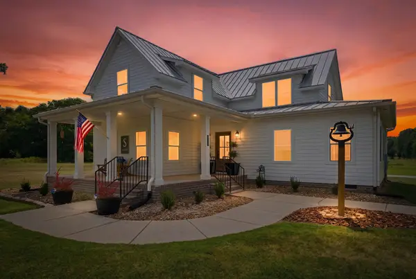 808 Clearview Rd, Cottontown, TN 37048