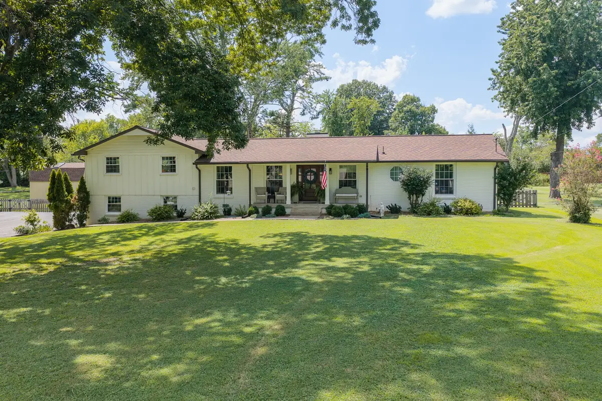 384 Indian Lake Rd, Hendersonville, TN 37075 - #1