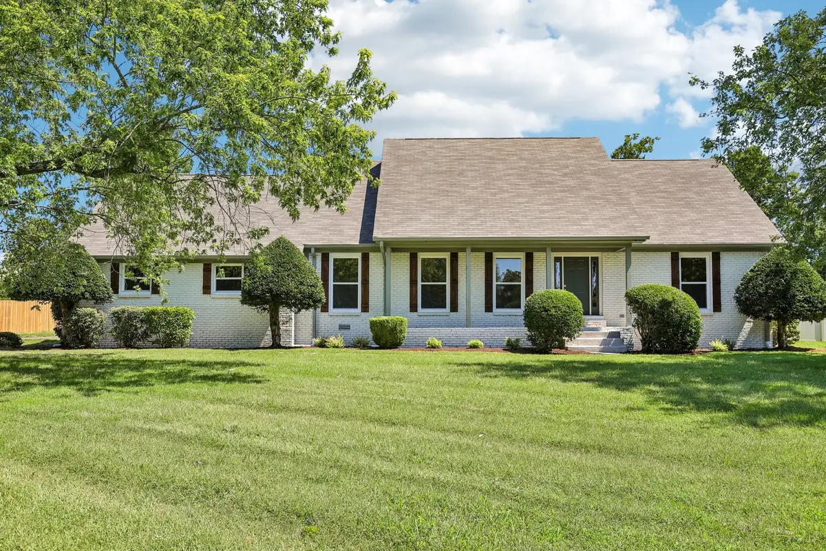 707 Davis Dr, Gallatin, TN 37066 - #1