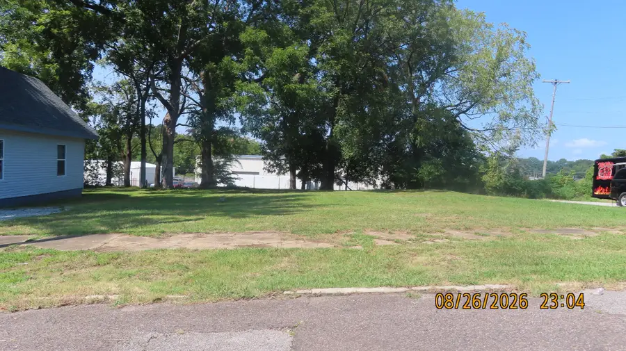243 Oak St, Jackson, TN 38301 - #2