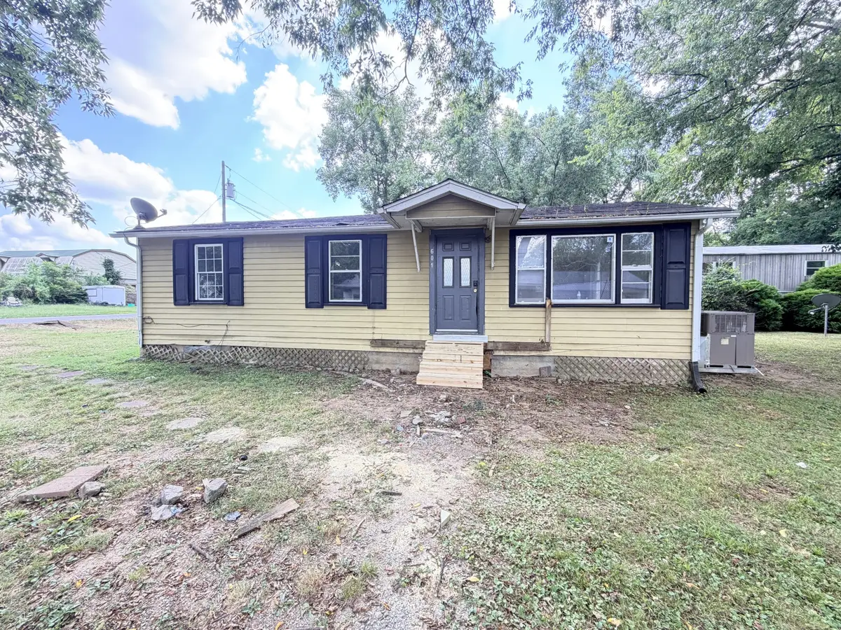 601 Demoss St, Gallatin, TN 37066 - #1