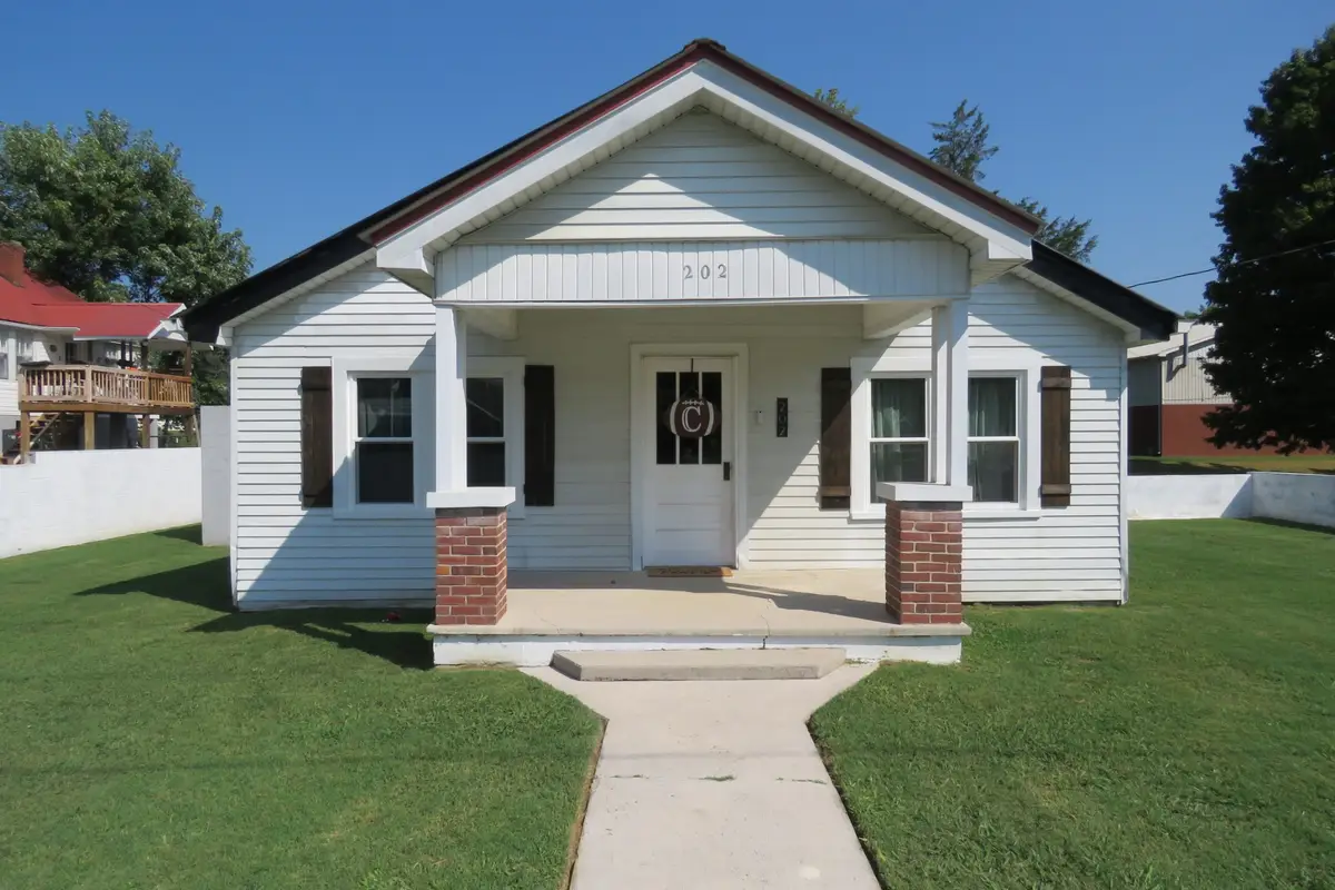 202 W 4th St, Livingston, TN 38570 - #1