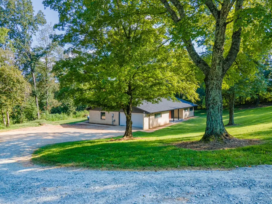 301 Sanford Ln, Lawrenceburg, TN 38464 - #2