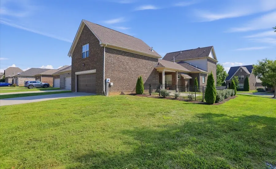1099 Paddock Park Cir, Gallatin, TN 37066 - #2
