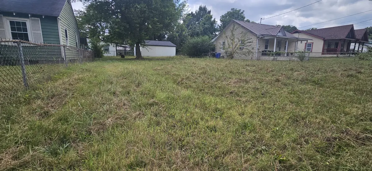 318 E 16th St, Columbia, TN 38401 - #1