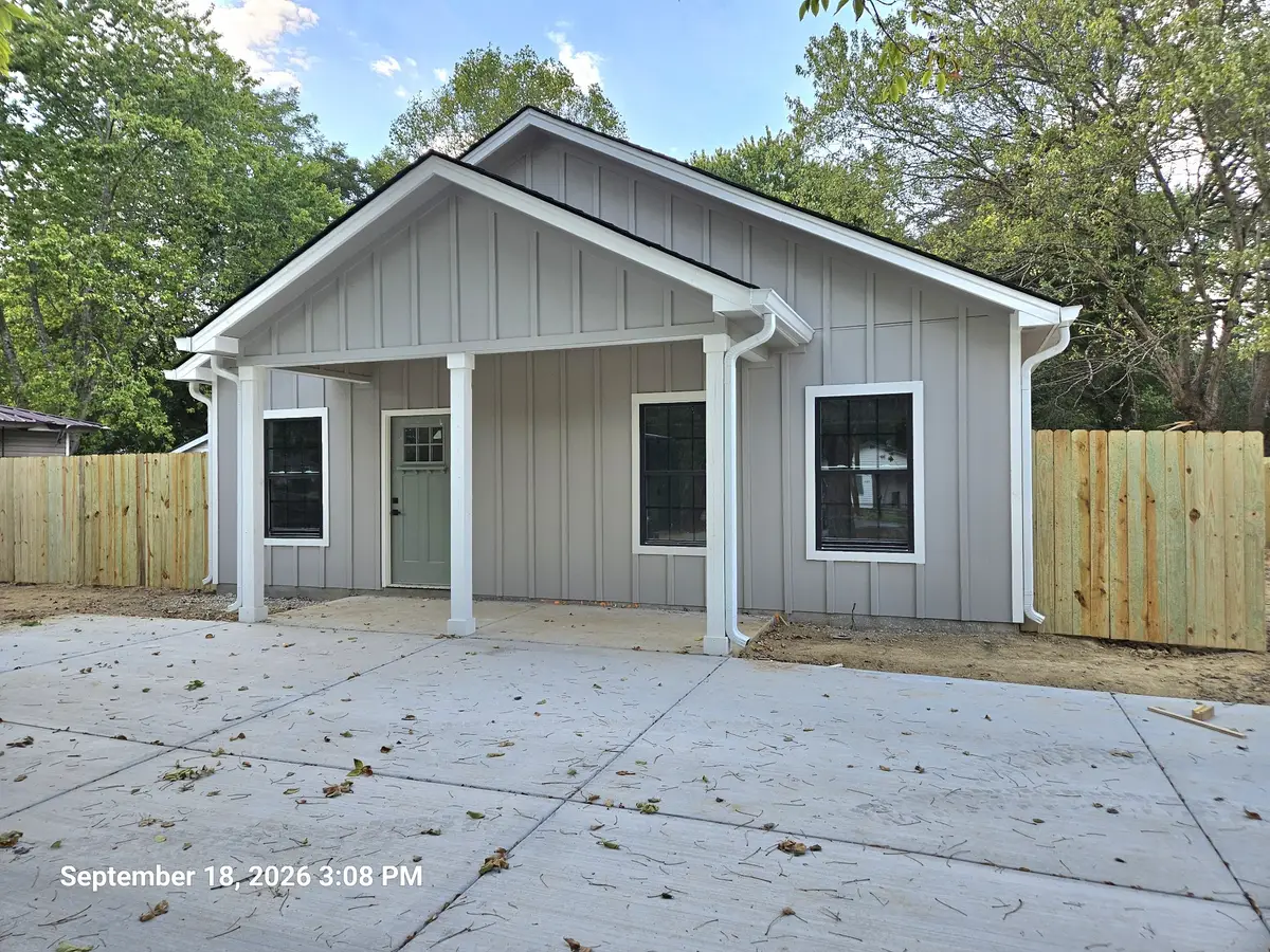 905 E Warren St, Tullahoma, TN 37388 - #1