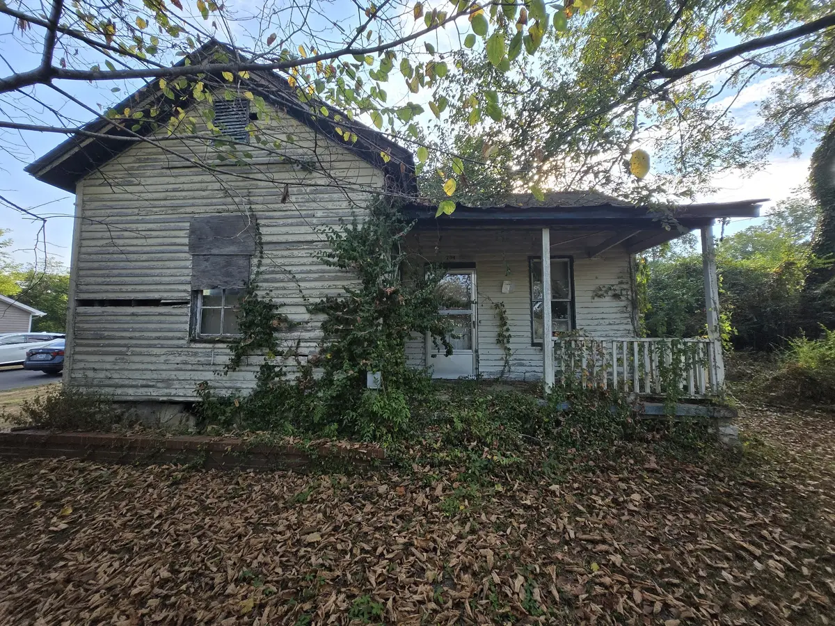 704 N Water St, Columbia, TN 38401 - #1