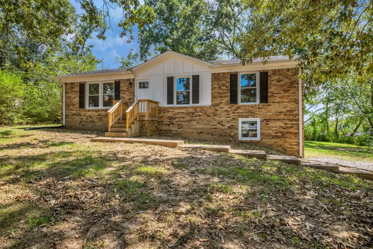 105 Ravenwood Cir, Dickson, TN 37055 - #1