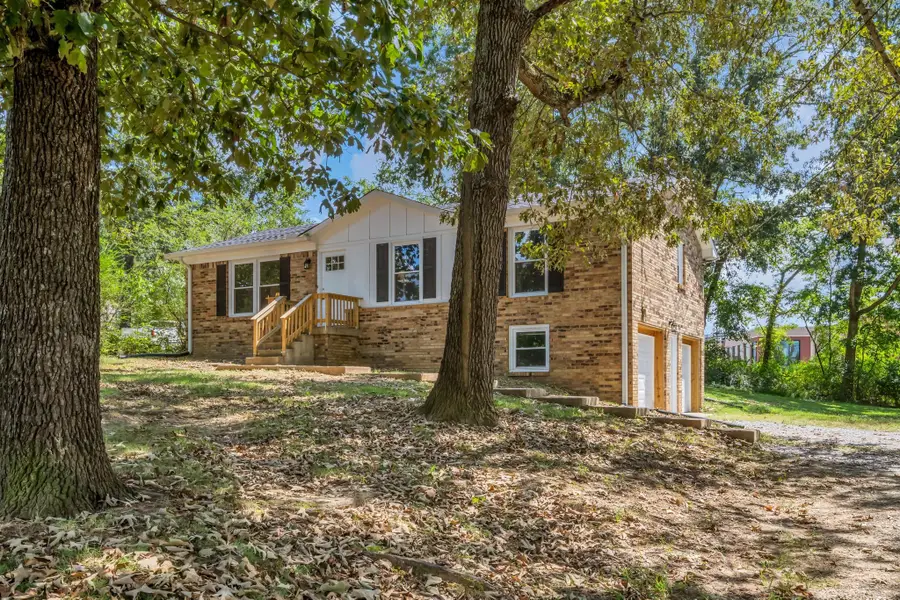 105 Ravenwood Cir, Dickson, TN 37055 - #2