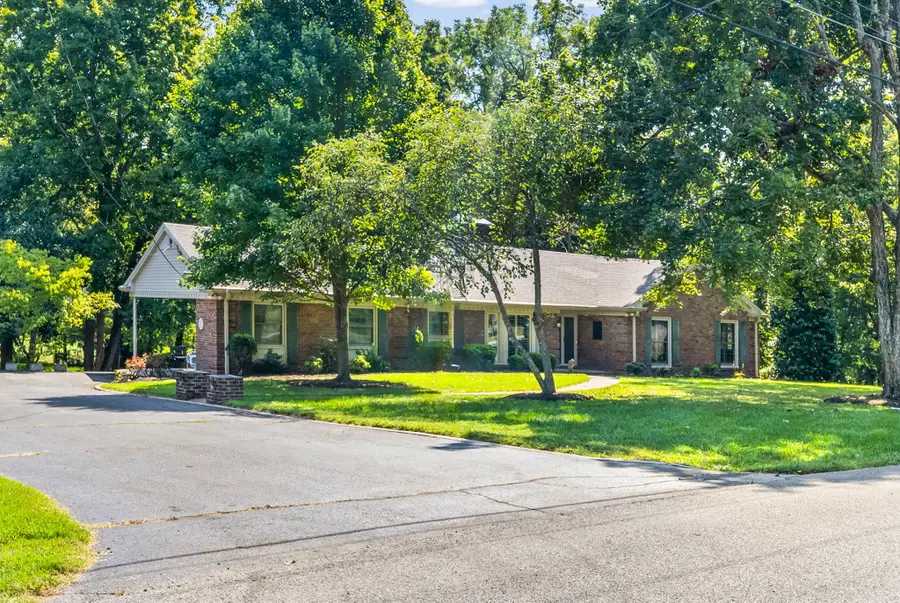 612 Deepwood Dr, Hopkinsville, KY 42240 - #2