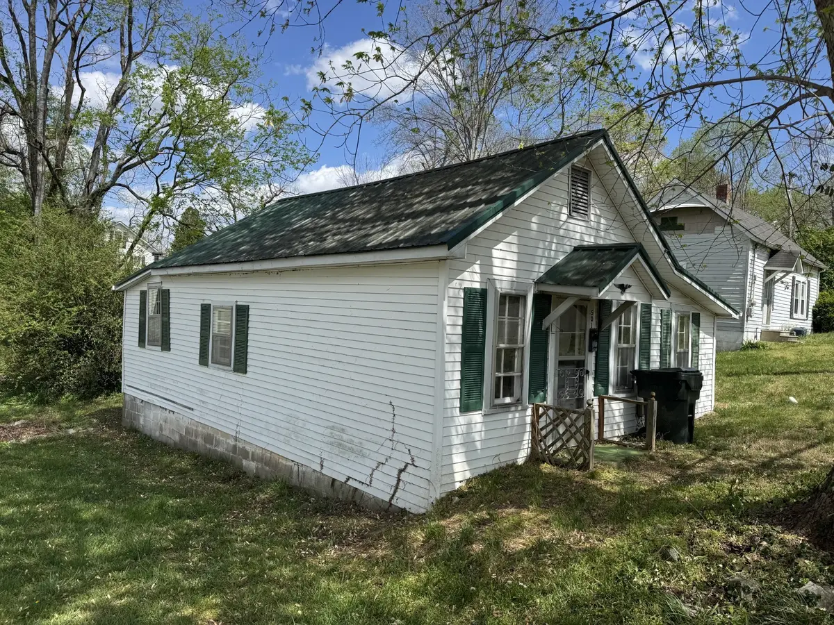 501 W Chestnut St, Dickson, TN 37055 - #1