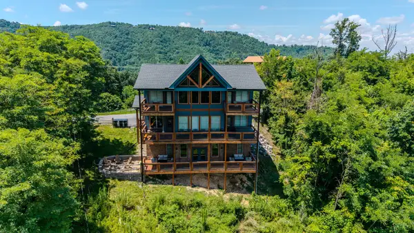 928 N Woodland Dr, Gatlinburg, TN 37738