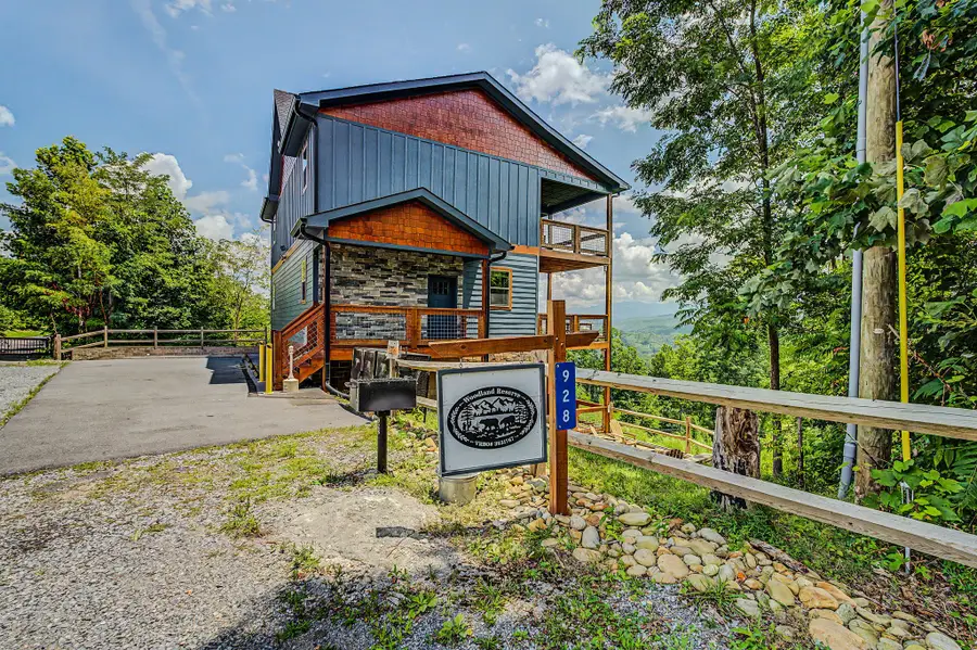 928 N Woodland Dr, Gatlinburg, TN 37738 - #3