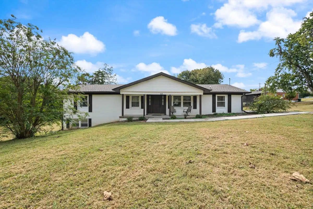 121 Cumberland Cir, Gallatin, TN 37066 - #1