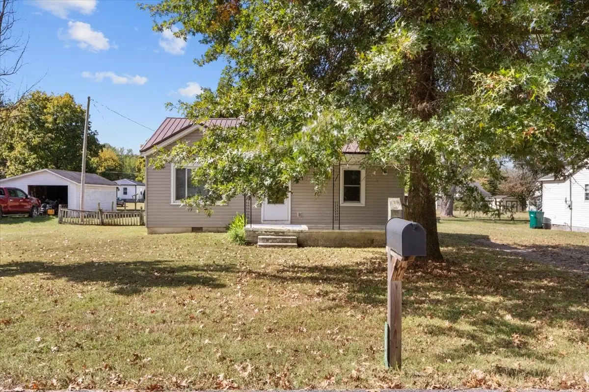106 Park Cir, Waverly, TN 37185 - #1
