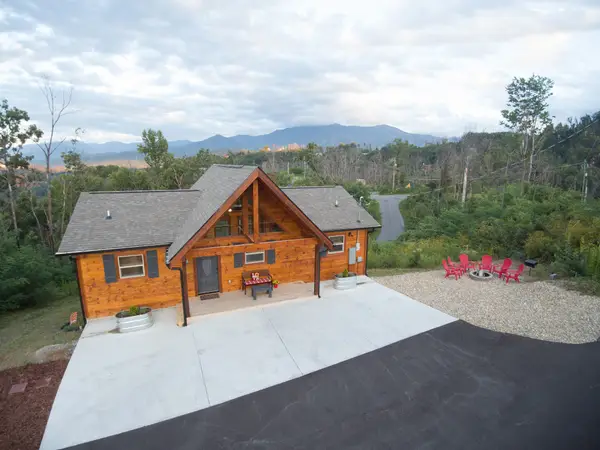 916 N Woodland Dr, Gatlinburg, TN 37738