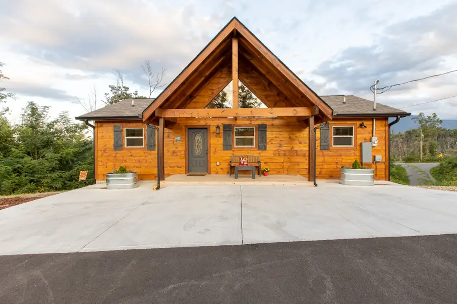 916 N Woodland Dr, Gatlinburg, TN 37738 - #2