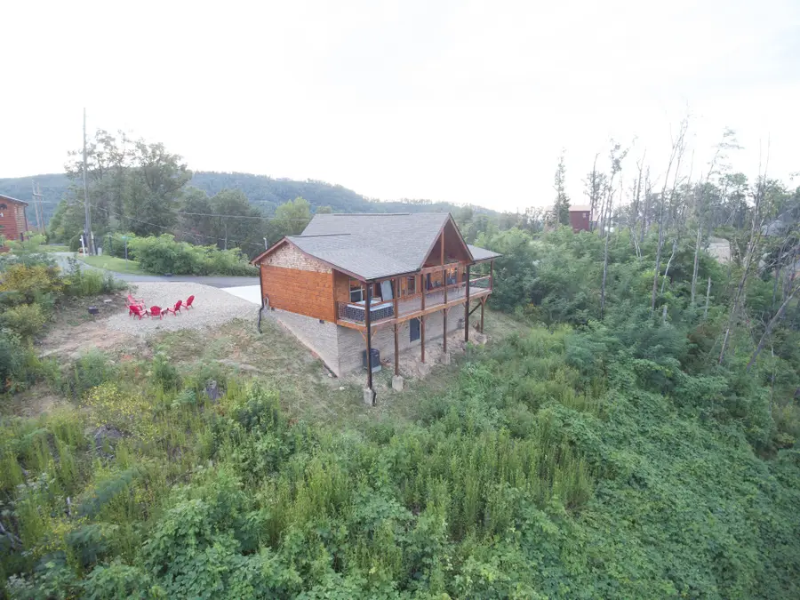 916 N Woodland Dr, Gatlinburg, TN 37738 - #3