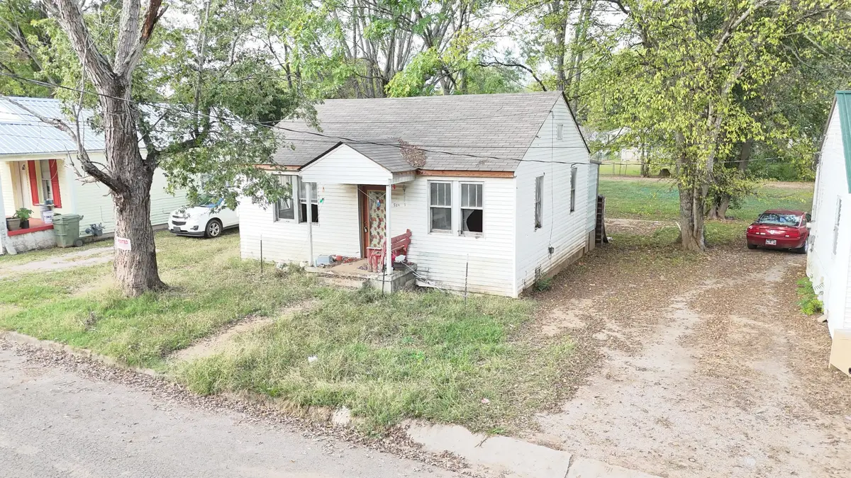 524 3rd St, Lawrenceburg, TN 38464 - #1