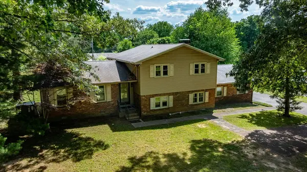 129 Country Club Ln, Hopkinsville, KY 42240