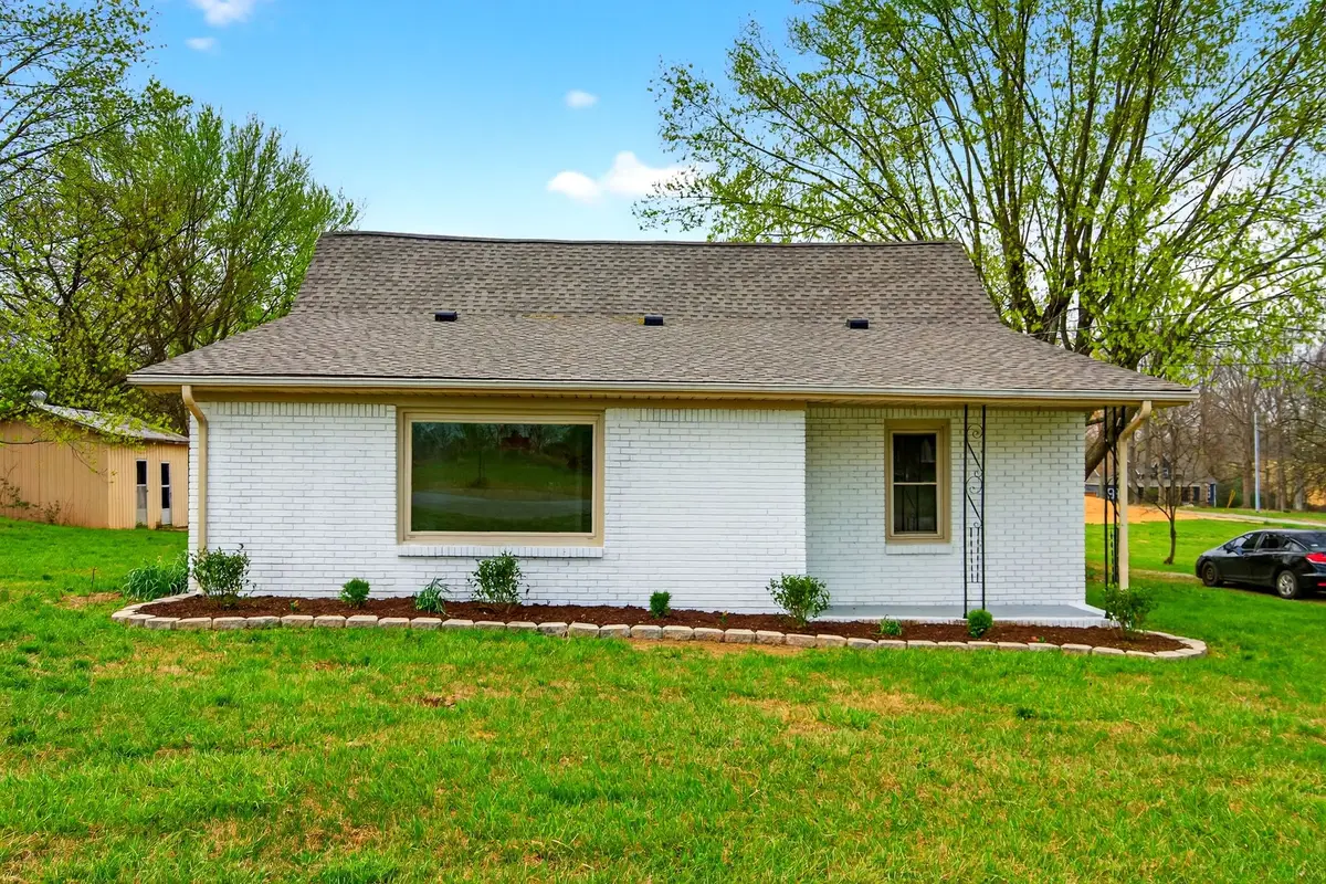 946 Clearview Rd, Cottontown, TN 37048 - #1