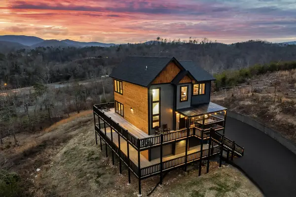 1279 Upper Middle Creek Rd, Sevierville, TN 37876