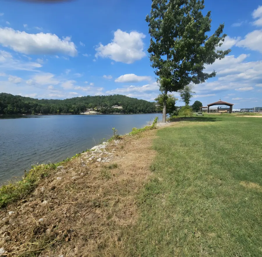 858 S River Front Dr, Clifton, TN 38425 - #3